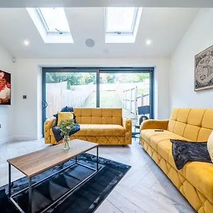 Modern 4-bedroom Townhouse In Gated Community Near Leeds Centre Apartment